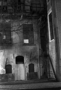 883865 Gezicht op de achtergevel van het pand Twijnstraat 9 te Utrecht, bij nacht.